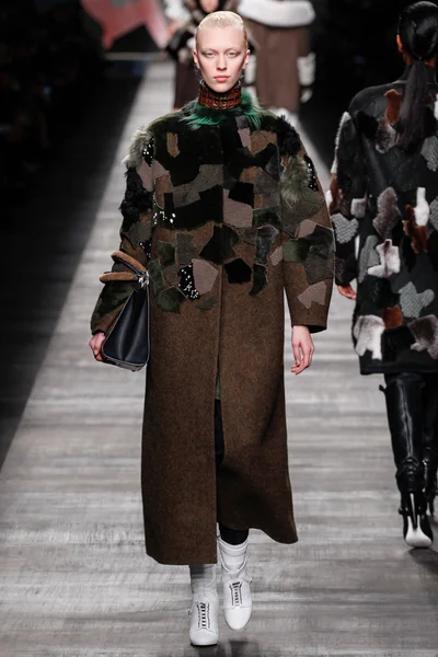 Look 32